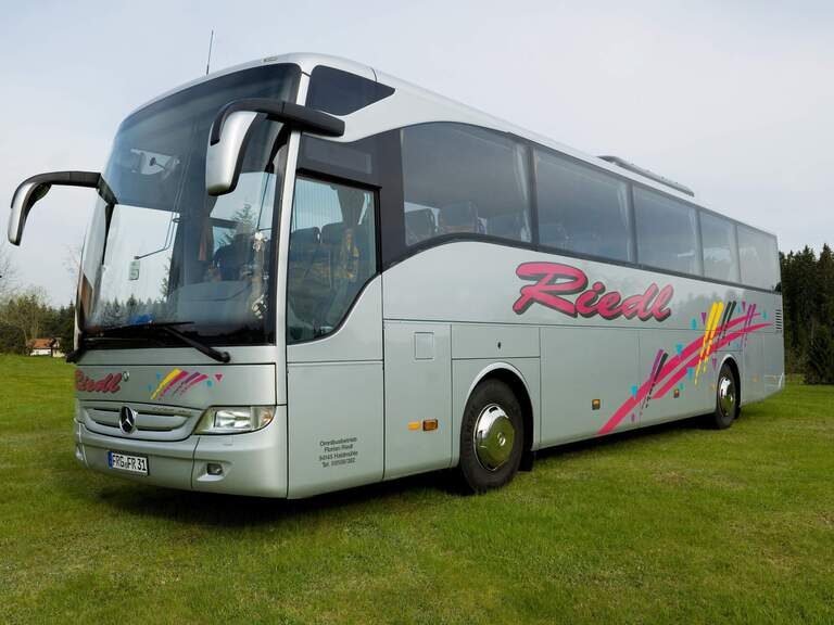 Moderner Reisebus der Firma Riedl Reisen mit sichtbarem Logo.